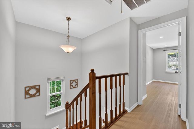 10041 CHESTNUT WOOD LN, Burke, VA 22015