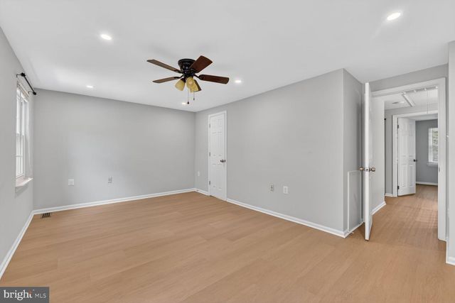 10041 CHESTNUT WOOD LN, Burke, VA 22015