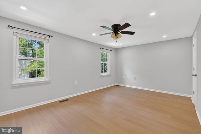 10041 CHESTNUT WOOD LN, Burke, VA 22015
