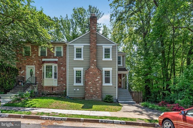 10041 CHESTNUT WOOD LN, Burke, VA 22015
