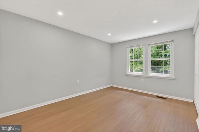 10041 CHESTNUT WOOD LN, Burke, VA 22015