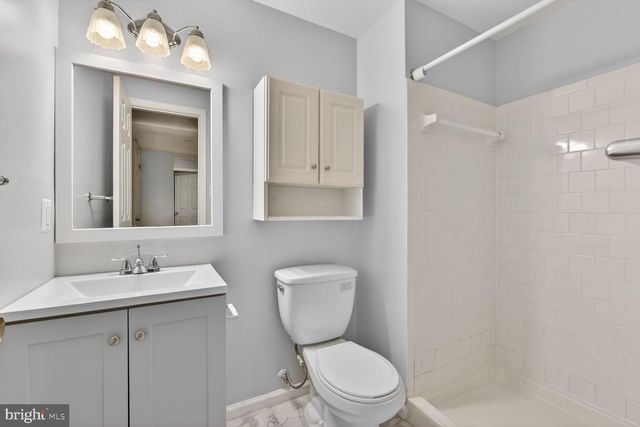 10041 CHESTNUT WOOD LN, Burke, VA 22015