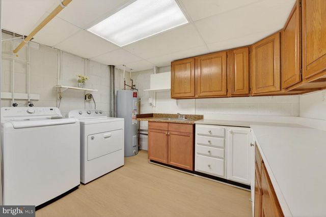 10041 CHESTNUT WOOD LN, Burke, VA 22015