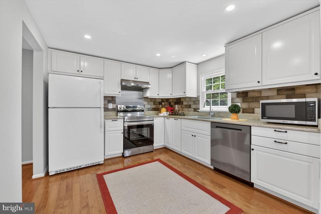 10041 CHESTNUT WOOD LN, Burke, VA 22015
