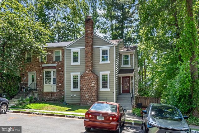 10041 CHESTNUT WOOD LN, Burke, VA 22015