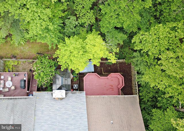 10041 CHESTNUT WOOD LN, Burke, VA 22015