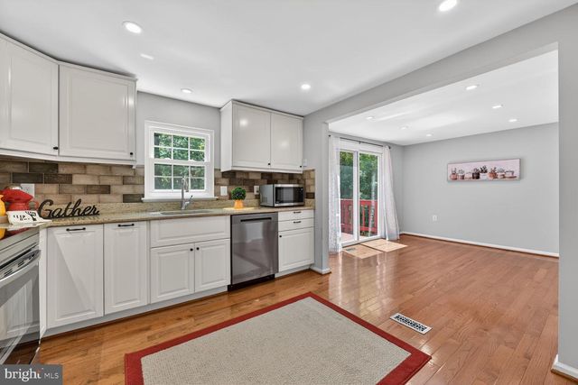 10041 CHESTNUT WOOD LN, Burke, VA 22015