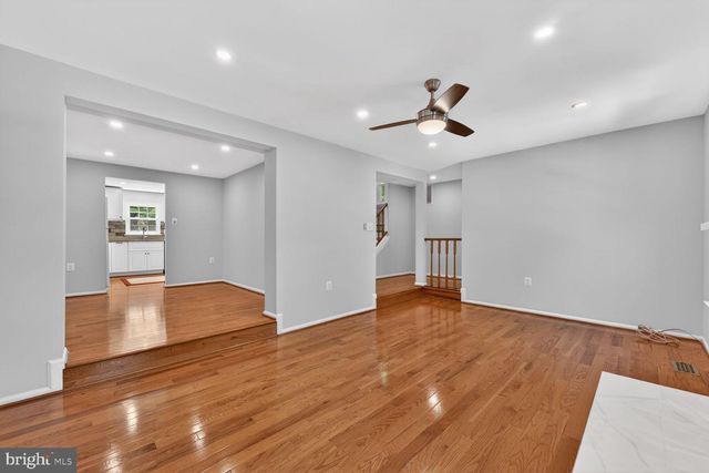 10041 CHESTNUT WOOD LN, Burke, VA 22015