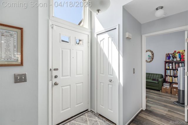 405 Ravencrest Lane, Westland, MI 48185
