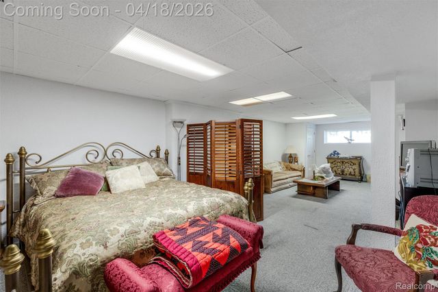 405 Ravencrest Lane, Westland, MI 48185