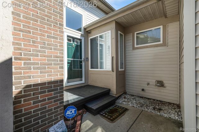 405 Ravencrest Lane, Westland, MI 48185