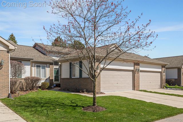 405 Ravencrest Lane, Westland, MI 48185