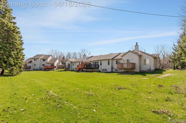 405 Ravencrest Lane, Westland, MI 48185