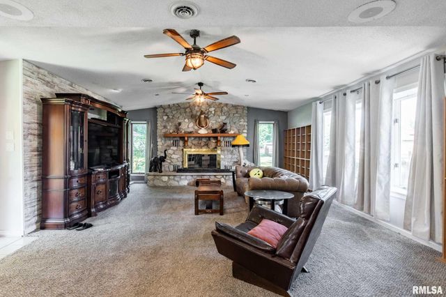 708 E Candy Cane Lane, West Frankfort, IL 62896
