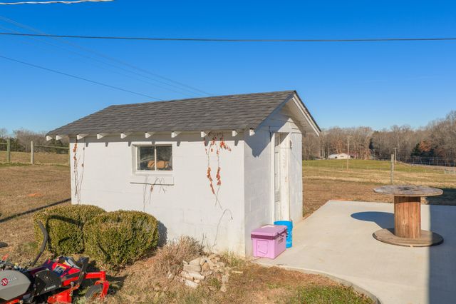 2095 Bible Hill Rd, Parsons, TN 38363