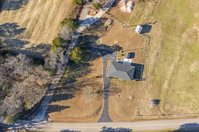 2095 Bible Hill Rd, Parsons, TN 38363