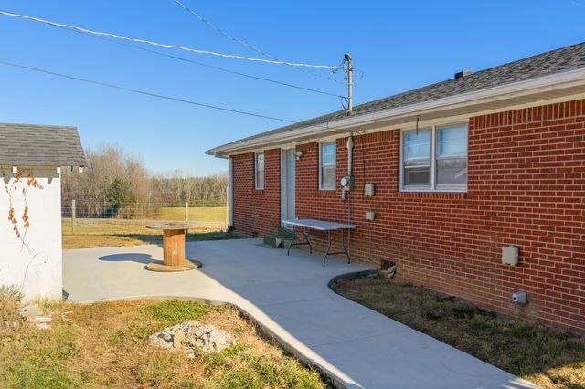 2095 Bible Hill Rd, Parsons, TN 38363