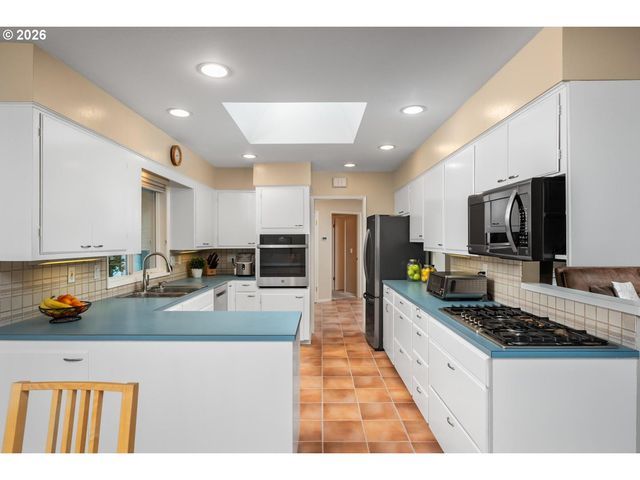 9070 Sw HOWATT St, Portland, OR 97225