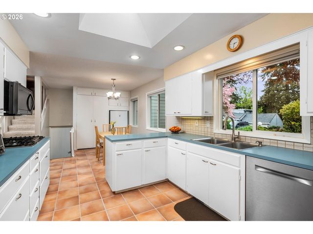 9070 Sw HOWATT St, Portland, OR 97225