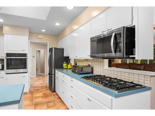 9070 Sw HOWATT St, Portland, OR 97225