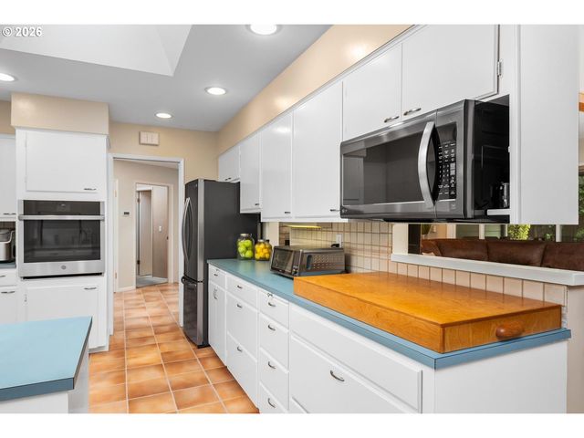 9070 Sw HOWATT St, Portland, OR 97225