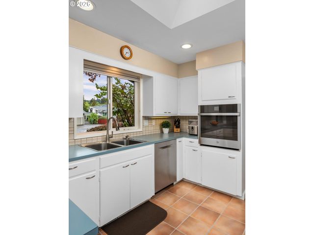 9070 Sw HOWATT St, Portland, OR 97225