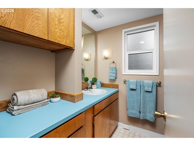 9070 Sw HOWATT St, Portland, OR 97225