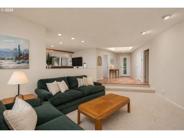 9070 Sw HOWATT St, Portland, OR 97225