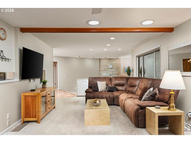 9070 Sw HOWATT St, Portland, OR 97225