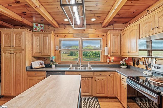 425 Cooper Bridge Road, Woodruff, SC 29388