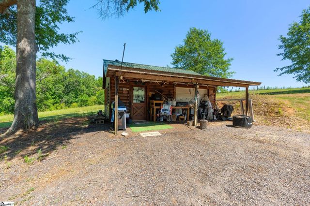 425 Cooper Bridge Road, Woodruff, SC 29388
