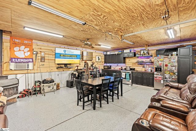 425 Cooper Bridge Road, Woodruff, SC 29388