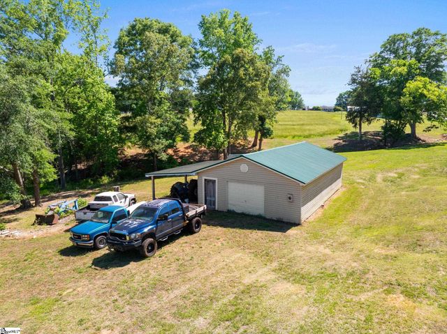 425 Cooper Bridge Road, Woodruff, SC 29388