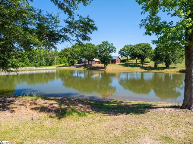 425 Cooper Bridge Road, Woodruff, SC 29388