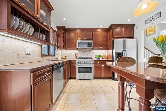 564 Whitenack Road, River Vale, NJ 07675