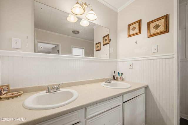 111 E Henry Street, Rayne, LA 70578
