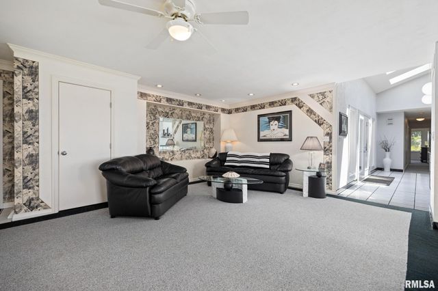 1117 N HOPPE Lane, East Peoria, IL 61611