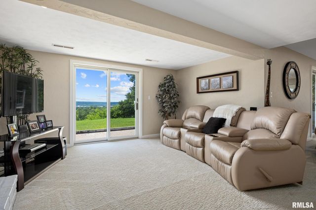 1117 N HOPPE Lane, East Peoria, IL 61611