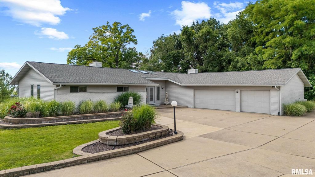 1117 N HOPPE Lane, East Peoria, IL 61611