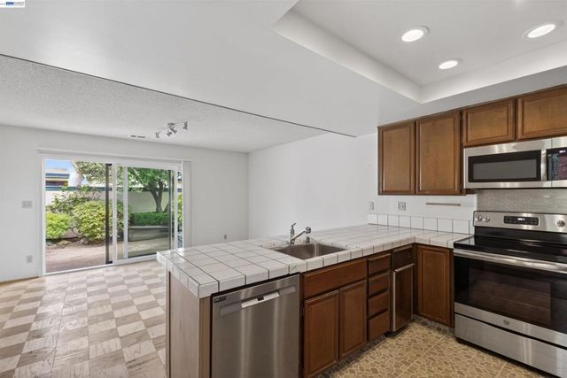 202 Baywood Rd, Alameda, CA 94502