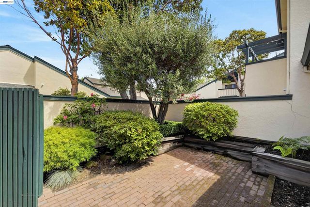 202 Baywood Rd, Alameda, CA 94502
