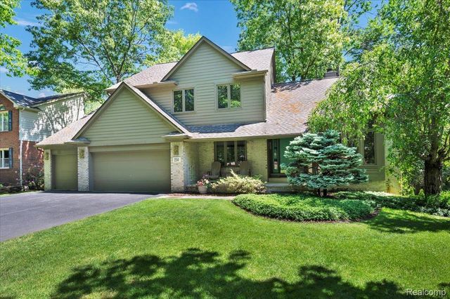 250 Woodcreek Court, Commerce Charter Township, MI 48390