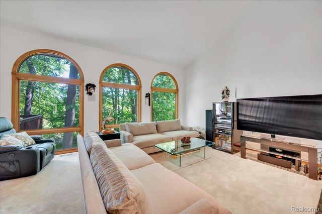 250 Woodcreek Court, Commerce Charter Township, MI 48390