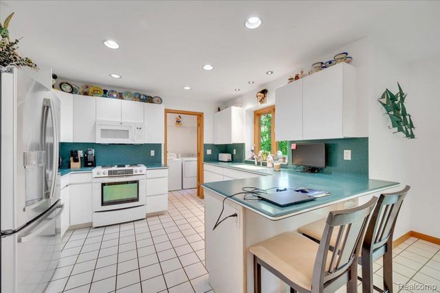 250 Woodcreek Court, Commerce Charter Township, MI 48390