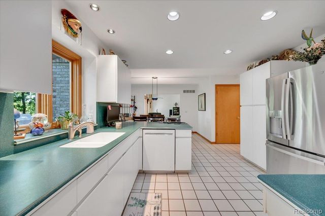 250 Woodcreek Court, Commerce Charter Township, MI 48390