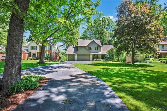250 Woodcreek Court, Commerce Charter Township, MI 48390