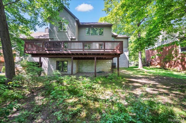 250 Woodcreek Court, Commerce Charter Township, MI 48390