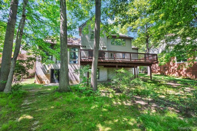 250 Woodcreek Court, Commerce Charter Township, MI 48390