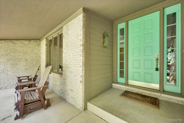 250 Woodcreek Court, Commerce Charter Township, MI 48390