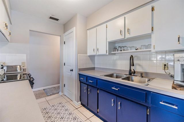 2808 W LAKE AVENUE, Tampa, FL 33607